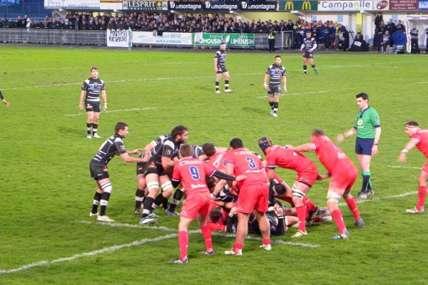Les joueurs du CA Brive ont longtemps buté sur la défense de Grenoble avant de faire sauter le verrou en deuxième période
