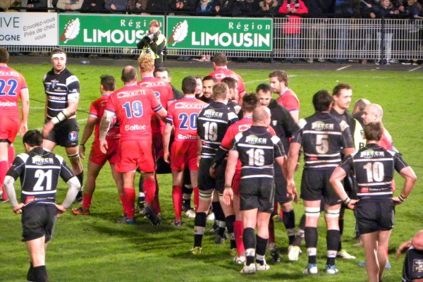 Les joueurs de Brive et Grenoble se saluent après la victoire du CAB devant le FCG