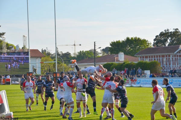 Imanol Harinordoquy est bousculé en l'air par Hugues Briatte, Biarritz profite de cette supériorité numérique pour creuser l'écart contre le CA Brive