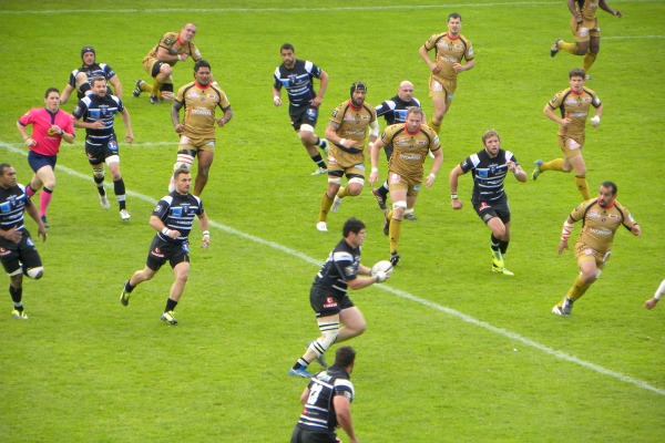 Le jeune pilier du CA Brive, Damien Lavergne, tente de percer la défense d'Oyonnax