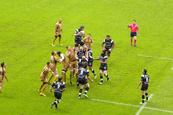 Petrus Hauman capte sans souci cette touche, le CA Brive peut alors déployer son attaque contre Oyonnax