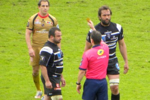 Guillaume Ribes écope d'un carton jaune, un des quatre cartons jaunes distribués par Monsieur Minéry lors de Brive - Oyonnax
