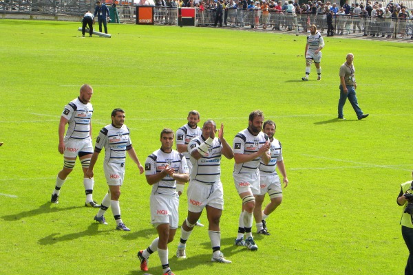 Les joueurs du CA Brive sont déçus d'avoir perdu le derby contre Clermont devant leurs supporters venus en très grand nombre