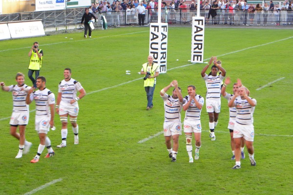 Les joueurs du CA Brive remercient leurs supporters après la victoire bonifiée acquise contre La Rochelle