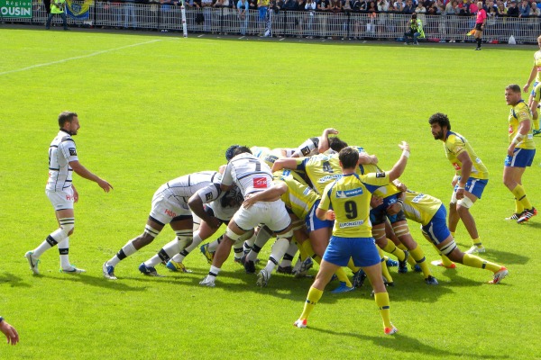 Brive tente de faire plier Clermont avec ses points forts mais la défense auvergnate résiste