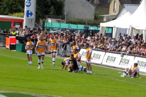 Les remplaçants du CA Brive s'échauffent dans l'optique d'apporter un plus au moment de leur entrée sur le terrain contre Clermont