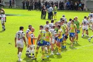 Malgré la défaite, les joueurs du CA Brive saluent les vainqueurs du jour, l'ASM Clermont