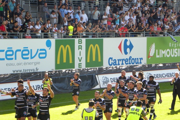 Les joueurs brivistes et les supporters peuvent communier ensemble après la victoire de Brive sur Toulouse