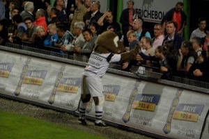La mascotte du CA Brive, Zouzou, rencontre ses fans avant le match entre Brive et Toulon