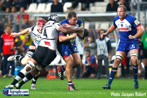 La défense du CA Brive tentent de repousser chaque attaque grenobloise