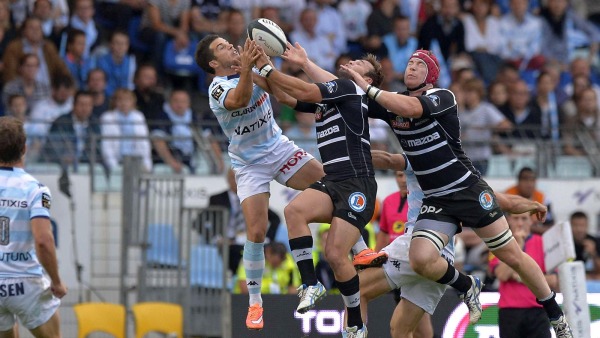 Riaan Swanepoel, Kieran Murphy et Brice Dulin sont à la lutte aérienne pour récupérer le ballon