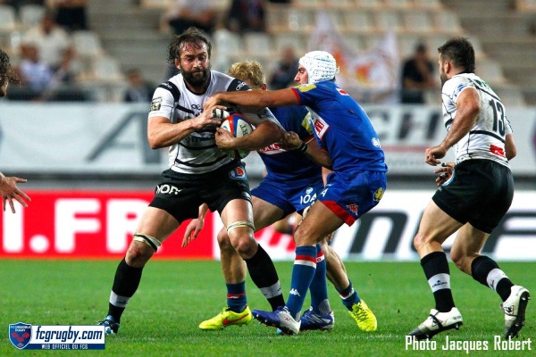 Le capitaine du CAB, Arnaud Méla, tente de percer la défense de Grenoble