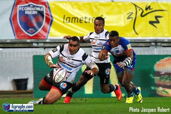 Avec un rebond favorable, Ratini piège ses deux compatriotes mais adversaires d'un jour Koyamaibole et Masilevu