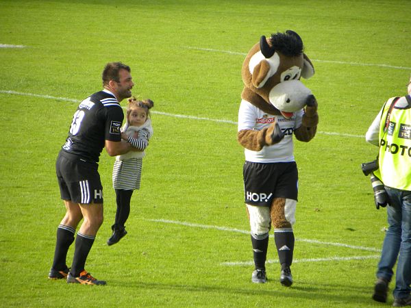 Arnaud Mignardi et sa fille s'amusent avec la mascotte du CA Brive, Zouzou