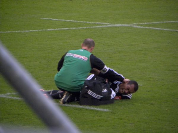 L'ailier du CA Brive, Malakaï Radikedike, se tord de douleur après s'être gravement blessé au genou contre l'ASM Clermont