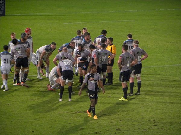 Les joueurs de Brive attendent leurs adversaires de Newcastle durant la première journée de Challenge Cup