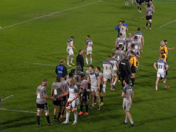 Les joueurs de Brive et de newcastle se saluent à la fin de leur rencontre lors de la première journée de Challenge Cup