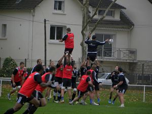 Les joueurs du CA Brive travaillent leurs enchainements avant leur déplacement au Connacht