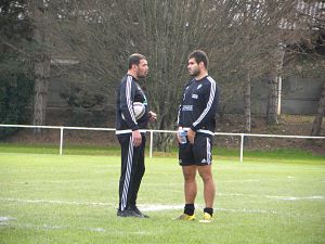 L'entraineur du CA Brive, Nicolas Godignon, échange avec son joueur Gaëtan Germain avant le début de l'entrainement