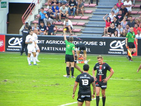 Sebastien Tolofua écope d'un carton jaune lors de la rencontre entre le Stade Toulousain et le CA Brive