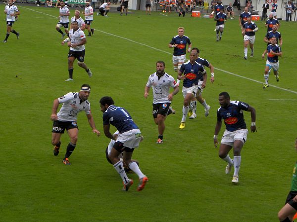 L'ailier du SU Agen, Georges Tisley, échappe à Benito Masilevu et va tenter d'inscire un essai face au CA Brive