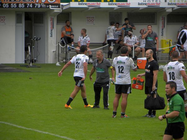 L'entraineur du CA Brive, Philippe Carbonneau, félicite son joueur Matthieu Ugalde après l'essai inscrit qui offre la victoire à Brive face à Agen