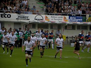Les joueurs du CA Brive et du SU Agen font leur entrée sur la pelouse dans le cadre de la 4e journée du Top 14