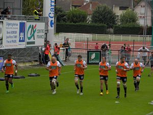 Les remplaçants du CA Brive s'échauffent pour rentrer durant la seconde période de la rencontre entre Brive et Agen