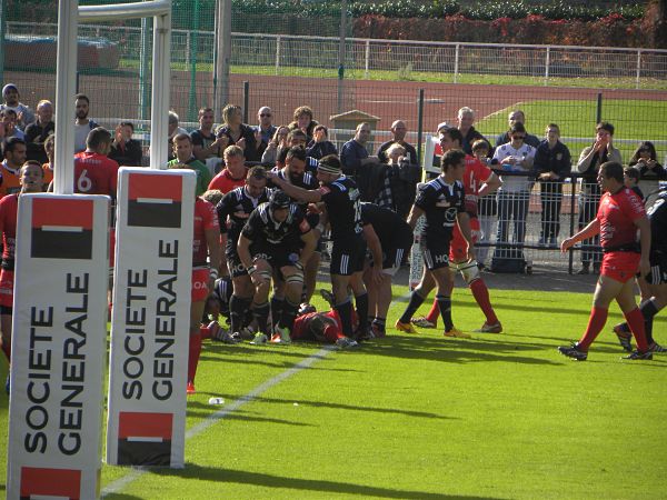Les 3/4 brivistes viennent féliciter après l'essai des avants qui relance Brive face à Toulon