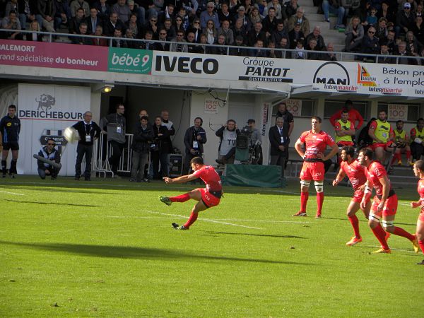 Jonathan Pélissié tente une pénalité pour Toulon lors de la rencontre à Brive