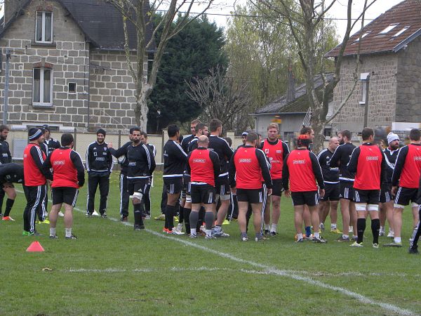 Les joueurs de Brive écoutent les consignes du staff avant le début de l'entrainement en prévision du déplacement à Oyonnax samedi en Top 14