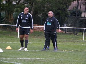 L'entraineur des avants du CA Brive, Didier Casadéi, plaisante avec Sisa Koyamaibole pendant l'entrainement