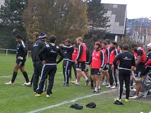Les joueurs du CA Brive récupèrent pendant l'entrainement de préparation au déplacement à Oyonnax