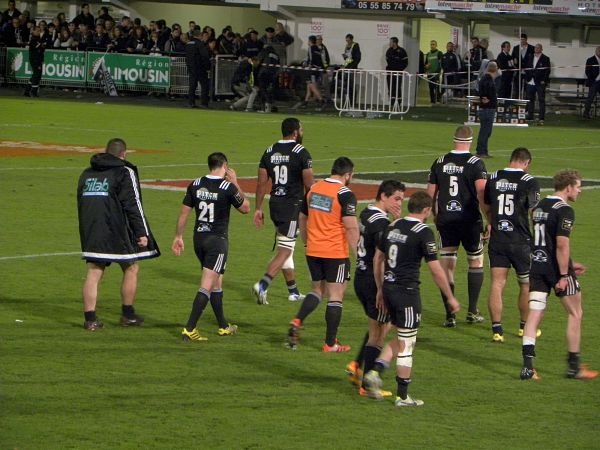 Déçus du résultat contre l'ASM Clermont, les joueurs du CA Brive effectuent le tour d'honneur tête basse et abattus
