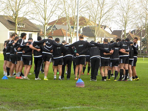 Les joueurs du CA Brive se préparent à affronter le leader du Top 14, l'ASM Clermont, dans un derby qui s'annonce bouillant
