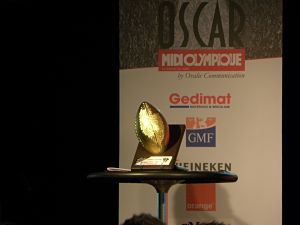 Le trophée Oscar Midi Olympique qui va être remis à l'arrière du CA Brive Gaëtan Germain