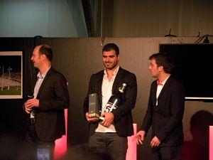 Durant la cérémonie, les partenaires offrent des récompenses au joueur du CA Brive Gaëtan Germain