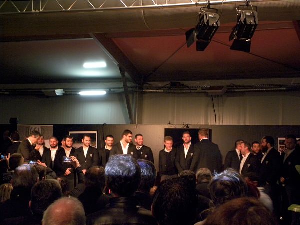 Pour cloturer la cérémonie de l'Oscar Midi Olympique, l'ensemble des joueurs du CA Brive monte sur scène pour entourer Gaëtan Germain