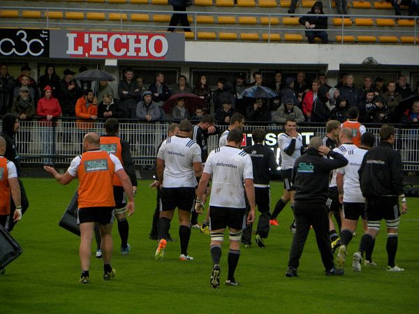 Les joueurs du CAB terminent leur échauffement avant le début de la rencontre face à Oyonnax