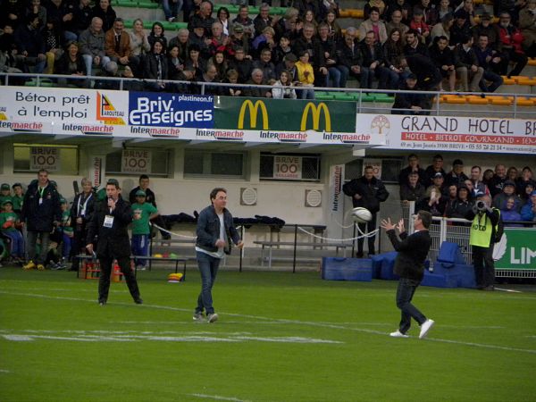 Les Chevaliers du Fiel donnent le coup d'envoi fictif de la rencontre entre Brive et Oyonnax