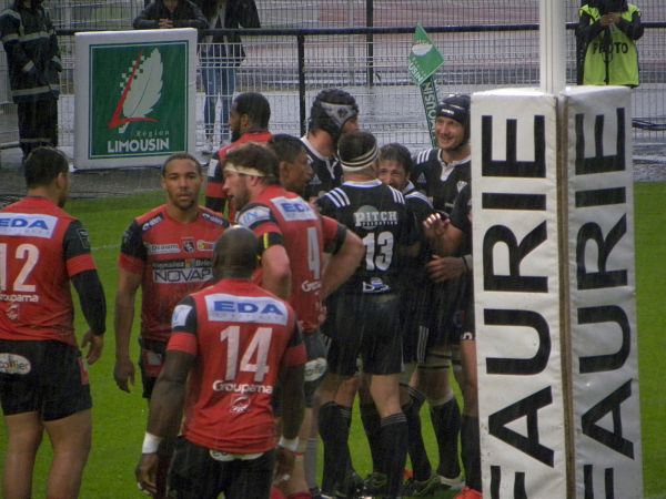 Poutasi Luafutu est félicité pour son essai contre Oyonnax par ses coéquipiers du CA Brive Petrus Hauman, Johan Snyman, Arnaud Mignardi et Teddy Iribaren