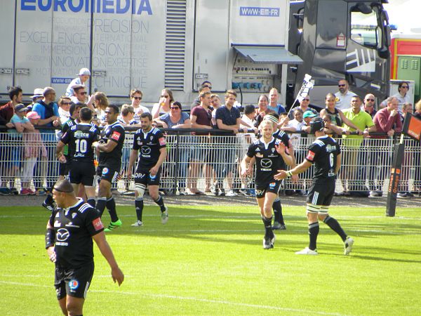 L'ailier du CA Brive Guillaume Namy marque le premier essai de son équipe dans le match de Top 14 contre le Racing 92
