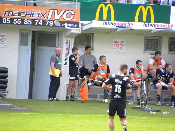 Touché à la pommette contre le FC Grenoble, le demi de mêlée du CA Brive Teddy Iribaren doit déclarer forfait pour les deux derniers matchs de la saison en Top 14