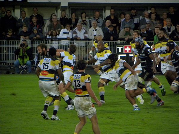 Dominiko Waqaniburotu et Petrus Hauman sont au soutien de leur capitaine Arnaud Méla qui est repris par Brock James lors de la rencontre entre le CA Brive et le Stade Rochelais
