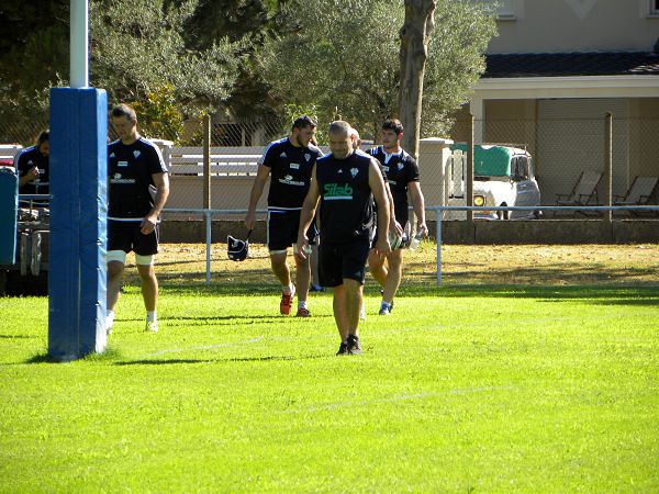 L'entraineur des avants du CA Brive Didier Casadéi dirige ses joueurs pendant un entrainement du CAB