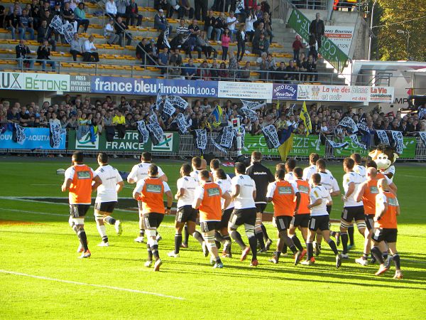 Sous l'ovation de leur public, les joueurs du CA Brive entament leur échauffement en préambule de la rencontre face à l'ASM Clermont Auvergne