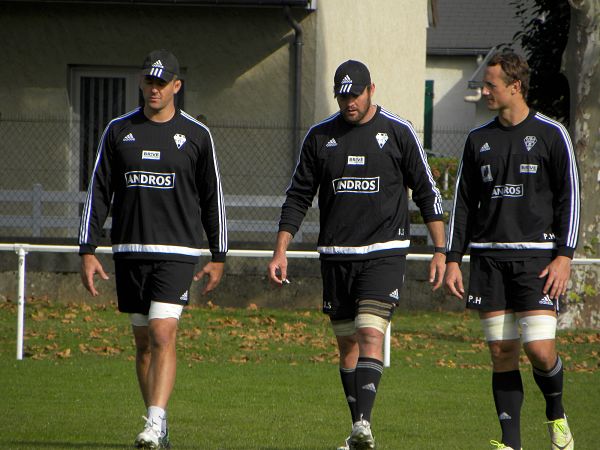 Entouré de ses compatriotes Petrus Hauman et Wilhelm Steenkamp, Johan Snyman est sur le point de prolonger au CA Brive