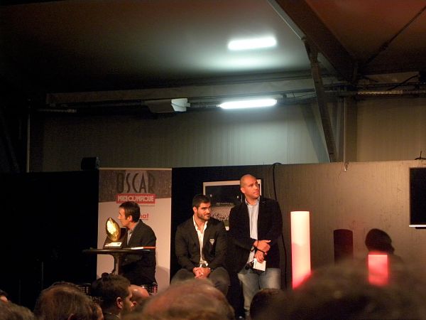 Jean Abeilhou et Romain Magellan remettent le trophée Oscar Midi Olympique à l'arrière du CA Brive Gaëtan Germain