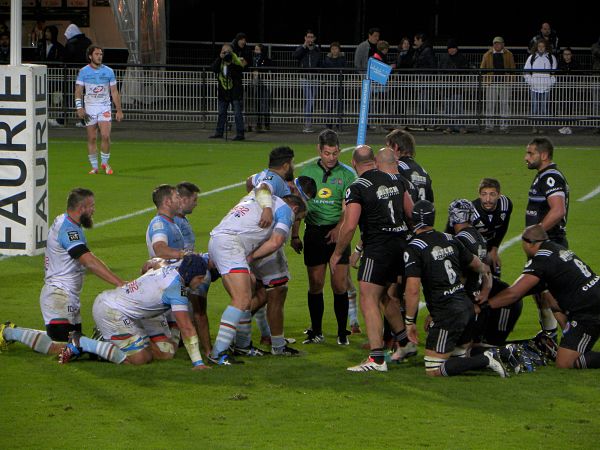 Le CA Brive s'apprête à disputer une mêlée importante à quelques mètres de l'en-but de l'Aviron Bayonnais