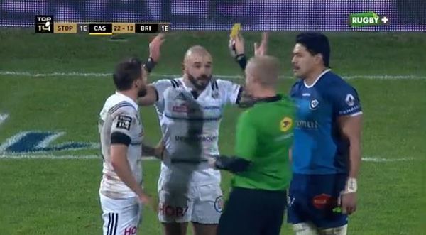 Face au Castres Olympique, l'ailier du CA Brive Benjamin Lapeyre écope d'un carton jaune après un choc avec Benjamin Urdapilleta